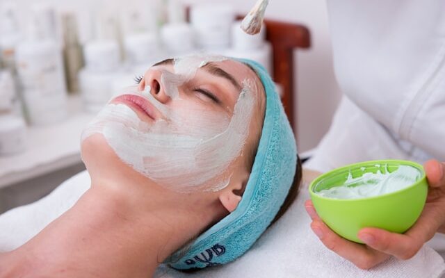 Schönheit und Pflege: Die Bedeutung von Gesichtsbehandlungen für Ihre Haut